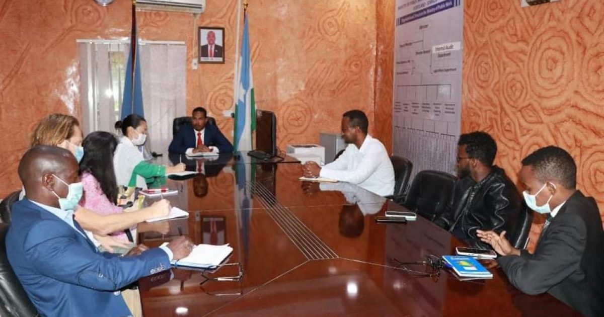 Wasiirka Howlaha Guud ee Puntland oo la kulmay Wafdi ka socday Bankiga Adduunka “SAWIRRO”